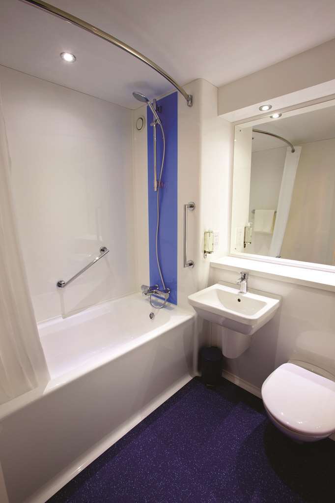 Travelodge Birmingham Sheldon Room photo
